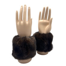 Manchons de poignet pour femme conçus à partir de fausse fourrure