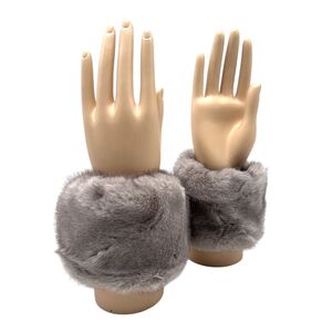 Manchons de poignet pour femme conçus à partir de fausse fourrure