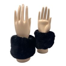 Manchons de poignet pour femme conçus à partir de fausse fourrure