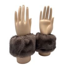 Manchons de poignet pour femme conçus à partir de fausse fourrure