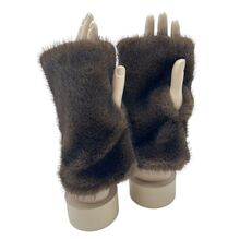 Mitaines épaisses faites en fausse fourrure à poil court et dense