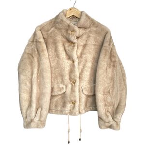 Veste en fausse fourrure au toucher très doux avec poches décoratives