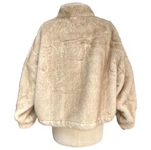 Veste en fausse fourrure au toucher très doux avec poches décoratives