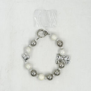 Dragonne de téléphone en perles nacrées métalliques avec cœur et nœud