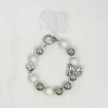 Dragonne de téléphone en perles nacrées métalliques avec cœur et nœud