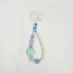 Dragonne de téléphone en perles nacrées avec des fleurs décoratives