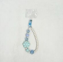 Dragonne de téléphone en perles nacrées avec des fleurs décoratives