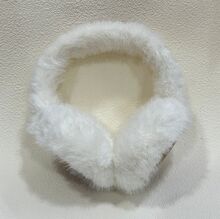 Cache-oreilles bi-matière en fourrure blanche et velours coloré au dos