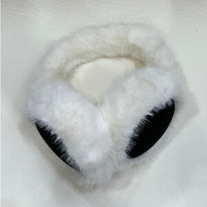 Cache-oreilles bi-matière en fourrure blanche et velours coloré au dos