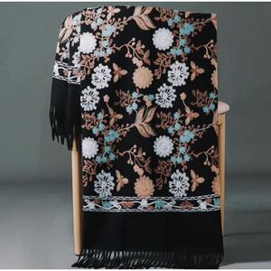 Écharpe douce et chaude motif avec une belle broderie florale - 12 pièces