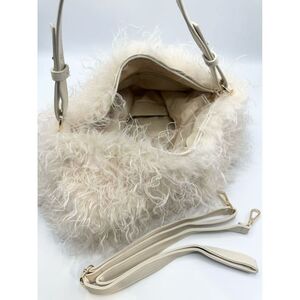 Grand sac hobo en fausse fourrure synthétique à texture moelleuse