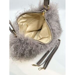 Grand sac hobo en fausse fourrure synthétique à texture moelleuse