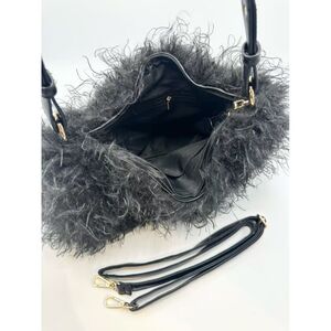 Grand sac hobo en fausse fourrure synthétique à texture moelleuse
