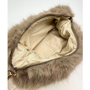 Sac en fausse fourrure porté à l'épaule avec une fermeture éclair