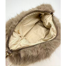 Sac en fausse fourrure porté à l'épaule avec une fermeture éclair