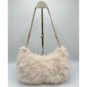 Sac en fausse fourrure porté à l'épaule avec une fermeture éclair