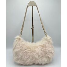Sac en fausse fourrure porté à l'épaule avec une fermeture éclair