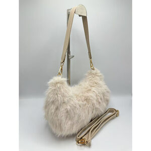 Sac en fausse fourrure porté à l'épaule avec une fermeture éclair