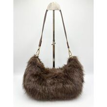 Sac en fausse fourrure porté à l'épaule avec une fermeture éclair