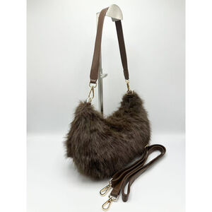 Sac en fausse fourrure porté à l'épaule avec une fermeture éclair