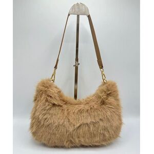 Sac en fausse fourrure porté à l'épaule avec une fermeture éclair