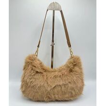 Sac en fausse fourrure porté à l'épaule avec une fermeture éclair