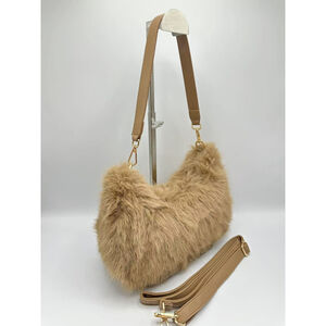 Sac en fausse fourrure porté à l'épaule avec une fermeture éclair