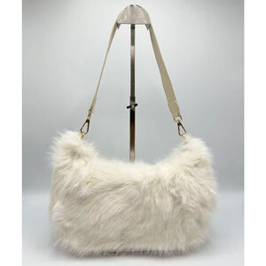 Sac en fausse fourrure porté à l'épaule avec une fermeture éclair