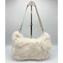 Sac en fausse fourrure porté à l'épaule avec une fermeture éclair