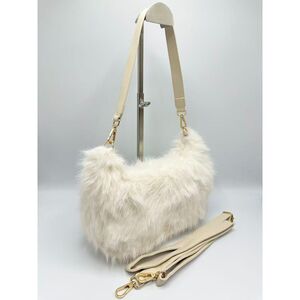 Sac en fausse fourrure porté à l'épaule avec une fermeture éclair