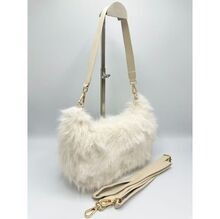 Sac en fausse fourrure porté à l'épaule avec une fermeture éclair