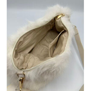 Sac en fausse fourrure porté à l'épaule avec une fermeture éclair