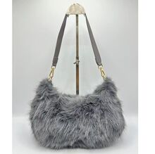 Sac en fausse fourrure porté à l'épaule avec une fermeture éclair