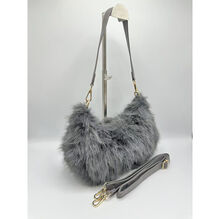 Sac en fausse fourrure porté à l'épaule avec une fermeture éclair