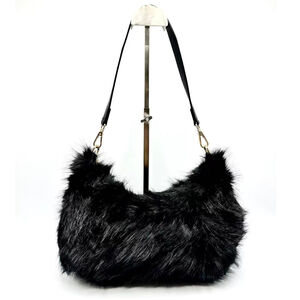 Sac en fausse fourrure porté à l'épaule avec une fermeture éclair