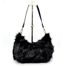 Sac en fausse fourrure porté à l'épaule avec une fermeture éclair