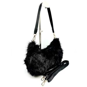 Sac en fausse fourrure porté à l'épaule avec une fermeture éclair