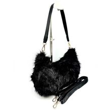 Sac en fausse fourrure porté à l'épaule avec une fermeture éclair