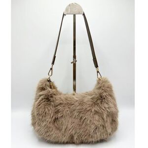 Sac en fausse fourrure porté à l'épaule avec une fermeture éclair