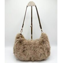Sac en fausse fourrure porté à l'épaule avec une fermeture éclair