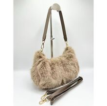 Sac en fausse fourrure porté à l'épaule avec une fermeture éclair
