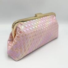 Pochette soirée motif tressé en relief fermoir à clip et chaînette amovible