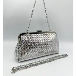 Pochette soirée motif tressé en relief fermoir à clip et chaînette amovible