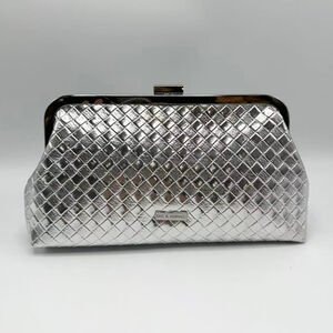 Pochette soirée motif tressé en relief fermoir à clip et chaînette amovible