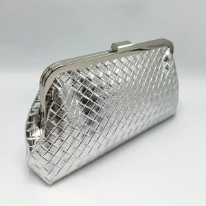 Pochette soirée motif tressé en relief fermoir à clip et chaînette amovible