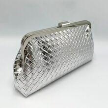 Pochette soirée motif tressé en relief fermoir à clip et chaînette amovible