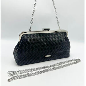 Pochette soirée motif tressé en relief fermoir à clip et chaînette amovible
