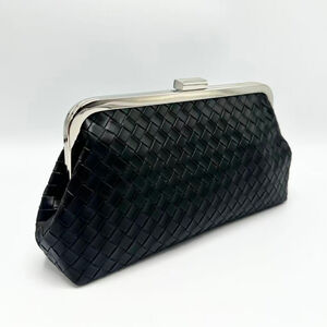 Pochette soirée motif tressé en relief fermoir à clip et chaînette amovible