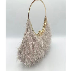 Pochette de soirée à texture cheveux d’ange et anse circulaire fermoir à clip