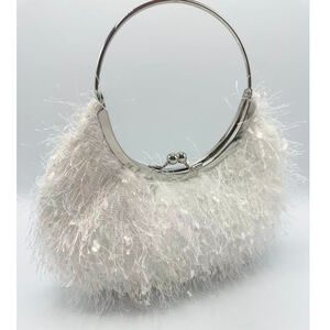 Pochette de soirée à texture cheveux d’ange et anse circulaire fermoir à clip